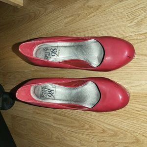 speed limit 98 red patent leather pumps size 6